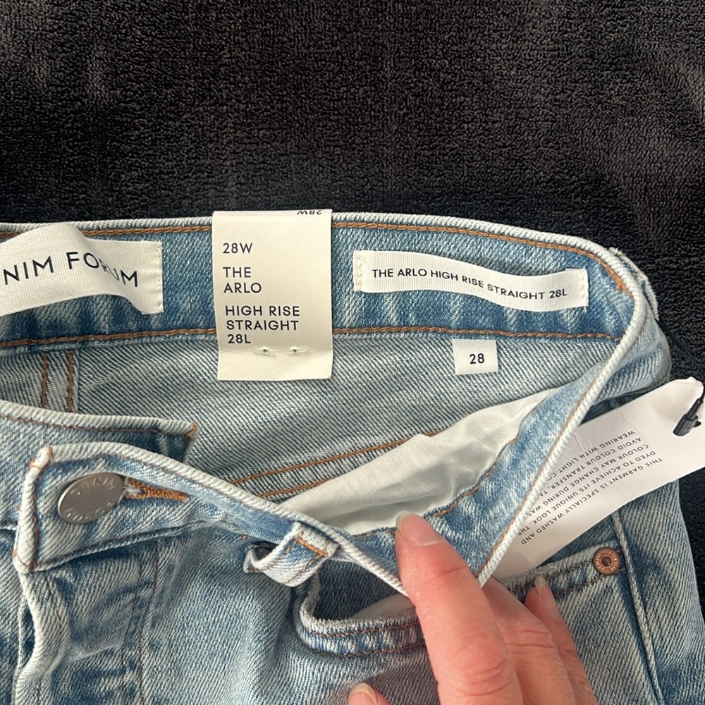 Aritzia NWT Denim The Arlo Hi-Rise Straight Jean
High-waisted straight jeans - Picture 6 of 8